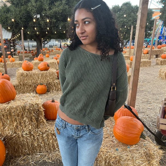 Meet your Posher, Alix - Picture 2 of 2